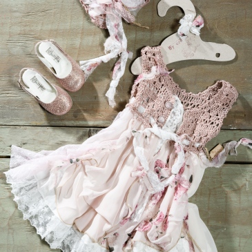 #vintage #floral #rose #christening Ένα ρομαντικό και μποέμ βαφτιστικό σύνολο για κορίτσι με φλοράλ μοτίβο που περιλαμβάνει: Φόρεμα (φόδρα από 100% βαμβάκι) σε ροζ αποχρώσεις με μπούστο πλεγμένο στο χέρι με βελονάκι και φούστα με δαντέλα και φλοράλ λεπτομέρεια Καπέλο πλεγμένοσ το χέρι με βελονάκι Παπουτσάκια ροζ με αστραφτερή υφή Για να τυλίξει τις μικρές δεσποινίδες με ροδοπέταλα! Τιμή: 190 Ε + 60Ε μπαλαρίνες Διαθέσιμο σε όλα τα νούμερα κατόπιν παραγγελίας.