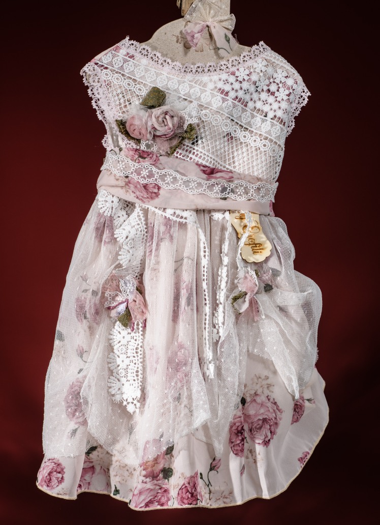 Ένα φλοράλ βαφτιστικό σύνολο για κορίτσι σε ροζ τόνους που περιλαμβάνει: Φόρεμα (φόδρα από 100% βαμβάκι) φλοράλ διακοσμημένο με χειροποίητα υφασμάτινα λουλούδια και στρώσεις από δαντέλα και τούλι Καπέλο πλεγμένο στο χέρι με βελονάκι Για στιγμές γεμάτες τριανταφυλλένια τρυφεράδα!