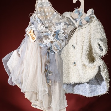 Ένα γαλάζιο βαφτιστικό σύνολο για κορίτσι με φλοράλ μπούστο που περιλαμβάνει: Φόρεμα (φόδρα από 100% βαμβάκι) με κόψιμο στην πλάτη, φλοράλ μπούστο, στρώσεις πουά δαντέλας και δαντελένια ζώνη με υφασμάτινα λουλούδια Στεφανάκι ή καπελάκι με χειροποίητα λουλούδια Παλτουδάκι της επιλογής σας Για εμφανίσεις βγαλμένες από τη μεγάλη οθόνη!